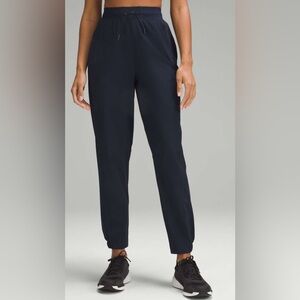 Lululemon Athletica License to Train HR
Pant NAVY size 6